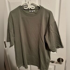 Large Mens Uniqlo T shirt